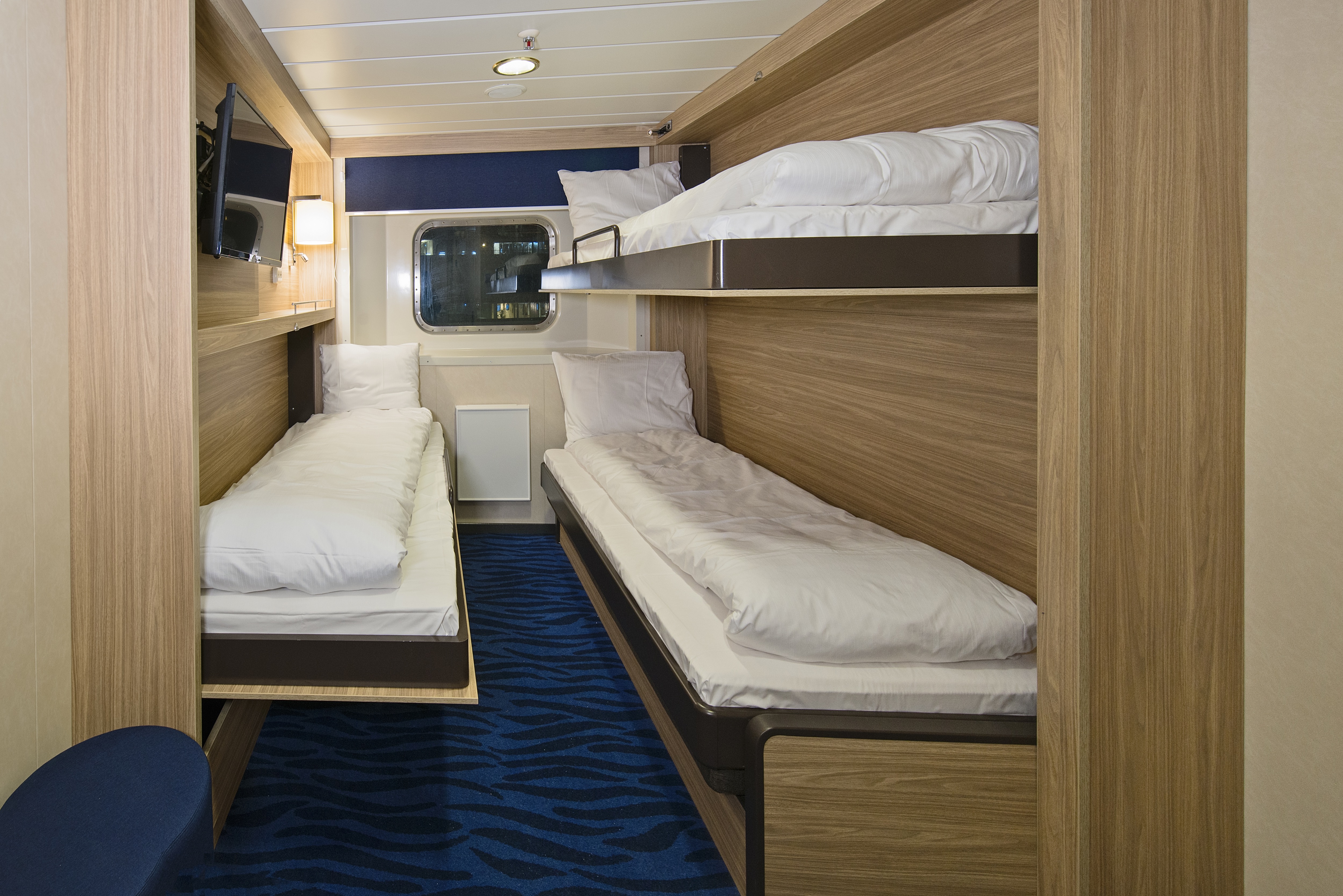 Polar Outside | Triple on lower deck with window
